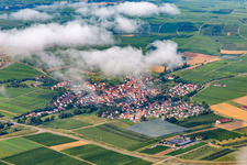 Vue aérienne de Village sous les nuages du nord-est à Impflingen dans le département Rhénanie-Palatinat, Allemagne