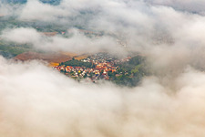 Vue aérienne de Village caché sous les nuages venant de l’est à le quartier Billigheim in Billigheim-Ingenheim dans le département Rhénanie-Palatinat, Allemagne