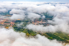 Vue aérienne de Village caché sous les nuages venant de l’est à le quartier Billigheim in Billigheim-Ingenheim dans le département Rhénanie-Palatinat, Allemagne