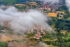 Vue aérienne de Village caché sous les nuages venant de l’est à le quartier Mühlhofen in Billigheim-Ingenheim dans le département Rhénanie-Palatinat, Allemagne