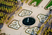Vue aérienne de Fontaines et parterres de fleurs dans le parc du château baroque Schwetzingen à Schwetzingen dans le département Bade-Wurtemberg, Allemagne