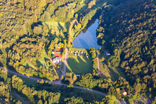 Vue aérienne de Place de parking camping-car au bord du lac Silzer à Silz dans le département Rhénanie-Palatinat, Allemagne