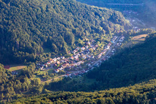 Vue aérienne de Du sud-ouest à Rinnthal dans le département Rhénanie-Palatinat, Allemagne