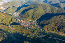 Vue aérienne de Place dans le Queichtal avec contournement B10 à Wilgartswiesen dans le département Rhénanie-Palatinat, Allemagne