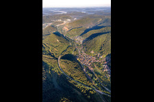 Vue aérienne de Place dans le Queichtal avec contournement B10 à Wilgartswiesen dans le département Rhénanie-Palatinat, Allemagne