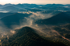 Vue aérienne de Brume matinale dans la forêt du Palatinat depuis le nord à Oberschlettenbach dans le département Rhénanie-Palatinat, Allemagne