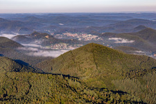 Vue aérienne de Brume matinale dans le Wieslautertal depuis le nord-est à Erfweiler dans le département Rhénanie-Palatinat, Allemagne