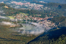 Vue aérienne de Village dans la brume matinale de l'est à Schindhard dans le département Rhénanie-Palatinat, Allemagne