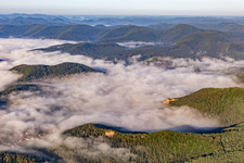 Vue aérienne de Brume matinale dans le Wieslautertal du nord-est à Schindhard dans le département Rhénanie-Palatinat, Allemagne