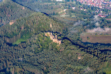 Vue aérienne de Massif du château d'Altdahn avec ruines des châteaux de Granfendahn et Tanstein à Dahn dans le département Rhénanie-Palatinat, Allemagne