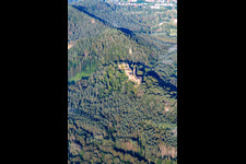 Vue aérienne de Massif du château d'Altdahn avec ruines des châteaux de Granfendahn et Tanstein à Dahn dans le département Rhénanie-Palatinat, Allemagne
