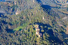 Photographie aérienne de Massif du château d'Altdahn avec ruines des châteaux de Granfendahn et Tanstein à Dahn dans le département Rhénanie-Palatinat, Allemagne