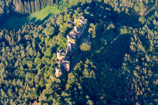 Vue oblique de Massif du château d'Altdahn avec ruines des châteaux de Granfendahn et Tanstein à Dahn dans le département Rhénanie-Palatinat, Allemagne
