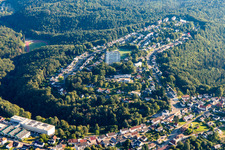 Vue aérienne de Adolf-Ludwig-Ring et WEGem Hochhaus Steinig Bühl sur la Käthe-Kollwitz-Straße à le quartier Ruhbank in Pirmasens dans le département Rhénanie-Palatinat, Allemagne