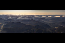 Vue aérienne de Montagnes de la forêt du sud du Palatinat et des Vosges du nord vers le sud-ouest à Lemberg dans le département Rhénanie-Palatinat, Allemagne