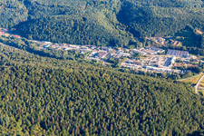 Vue aérienne de Zone industrielle avec centrale à béton Lithonplus GmbH & Co. KG, Dennerle GmbH à le quartier Münchweiler in Münchweiler an der Rodalb dans le département Rhénanie-Palatinat, Allemagne