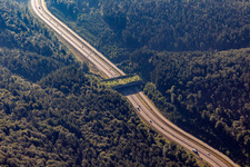 Vue aérienne de Pont vert de Walmersbach pour les animaux sauvages au-dessus de la B10 à Ruppertsweiler dans le département Rhénanie-Palatinat, Allemagne