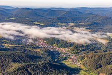 Vue aérienne de Placer sous les nuages à Bruchweiler-Bärenbach dans le département Rhénanie-Palatinat, Allemagne