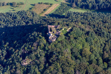 Ruines du château de Lindelbrunn à Vorderweidenthal dans le département Rhénanie-Palatinat, Allemagne vue d'en haut