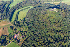 Vue aérienne de Refuge Cramerhaus et restaurant sauvage au pied des ruines du château de Lindelbrunn à le quartier Gossersweiler in Gossersweiler-Stein dans le département Rhénanie-Palatinat, Allemagne