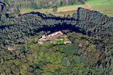 Vue aérienne de Ruines du château de Lindelbrunn à le quartier Gossersweiler in Gossersweiler-Stein dans le département Rhénanie-Palatinat, Allemagne