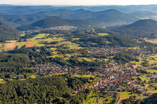 Quartier Gossersweiler in Gossersweiler-Stein dans le département Rhénanie-Palatinat, Allemagne du point de vue du drone