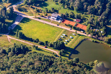 Vue aérienne de Place de parking camping-car au bord du lac Silzer à Silz dans le département Rhénanie-Palatinat, Allemagne