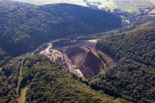 Vue aérienne de Carrière PfalzGranit dans la vallée du Kaiserbach à Waldhambach dans le département Rhénanie-Palatinat, Allemagne