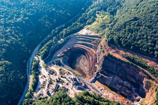 Photographie aérienne de Carrière PfalzGranit dans la vallée du Kaiserbach à Waldhambach dans le département Rhénanie-Palatinat, Allemagne