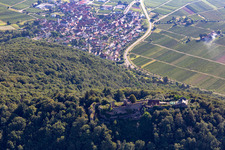 Vue aérienne de Madenburg, Vestiges d'un château perché du XIe siècle entouré de forêts avec un restaurant à l'ouest à Eschbach dans le département Rhénanie-Palatinat, Allemagne