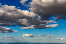 Vue aérienne de Ciel et nuages au-dessus du Palatinat du Sud à le quartier Offenbach in Offenbach an der Queich dans le département Rhénanie-Palatinat, Allemagne