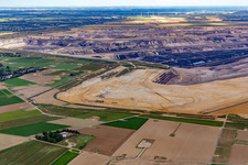 Vue aérienne de Vue de la mine de lignite à ciel ouvert de Garzweiler depuis l'ouest à le quartier Keyenberg in Erkelenz dans le département Rhénanie du Nord-Westphalie, Allemagne