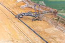 Photographie aérienne de Une grue de levage géante ronge d'anciennes terres agricoles pour l'expansion vers l'ouest de la mine de lignite à ciel ouvert de Garzweiler à le quartier Immerath in Erkelenz dans le département Rhénanie du Nord-Westphalie, Allemagne