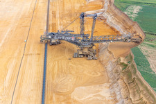 Vue oblique de Une grue de levage géante ronge d'anciennes terres agricoles pour l'expansion vers l'ouest de la mine de lignite à ciel ouvert de Garzweiler à le quartier Immerath in Erkelenz dans le département Rhénanie du Nord-Westphalie, Allemagne
