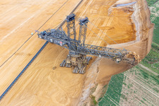 Une grue de levage géante ronge d'anciennes terres agricoles pour l'expansion vers l'ouest de la mine de lignite à ciel ouvert de Garzweiler à le quartier Immerath in Erkelenz dans le département Rhénanie du Nord-Westphalie, Allemagne d'en haut
