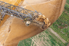 Une grue de levage géante ronge d'anciennes terres agricoles pour l'expansion vers l'ouest de la mine de lignite à ciel ouvert de Garzweiler à le quartier Immerath in Erkelenz dans le département Rhénanie du Nord-Westphalie, Allemagne hors des airs