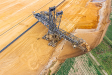 Une grue de levage géante ronge d'anciennes terres agricoles pour l'expansion vers l'ouest de la mine de lignite à ciel ouvert de Garzweiler à le quartier Immerath in Erkelenz dans le département Rhénanie du Nord-Westphalie, Allemagne vue d'en haut
