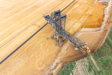 Une grue de levage géante ronge d'anciennes terres agricoles pour l'expansion vers l'ouest de la mine de lignite à ciel ouvert de Garzweiler à le quartier Immerath in Erkelenz dans le département Rhénanie du Nord-Westphalie, Allemagne depuis l'avion