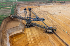 Une grue de levage géante ronge d'anciennes terres agricoles pour l'expansion vers l'ouest de la mine de lignite à ciel ouvert de Garzweiler à le quartier Immerath in Erkelenz dans le département Rhénanie du Nord-Westphalie, Allemagne vue du ciel