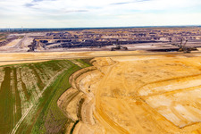 Vue aérienne de Bordure des terres encore cultivables pour l'extension ouest de la mine de lignite à ciel ouvert de Garzweiler à le quartier Immerath in Erkelenz dans le département Rhénanie du Nord-Westphalie, Allemagne