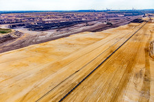 Vue aérienne de Vue de la mine de lignite à ciel ouvert de Garzweiler depuis le nord à le quartier Borschemich in Erkelenz dans le département Rhénanie du Nord-Westphalie, Allemagne