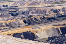 Vue aérienne de Couches de morts-terrains et de charbon aux couleurs intéressantes dans la mine de lignite à ciel ouvert de Garzweiler à le quartier Borschemich in Erkelenz dans le département Rhénanie du Nord-Westphalie, Allemagne