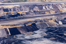 Vue aérienne de Couches de morts-terrains et de charbon aux couleurs intéressantes dans la mine de lignite à ciel ouvert de Garzweiler à le quartier Borschemich in Erkelenz dans le département Rhénanie du Nord-Westphalie, Allemagne