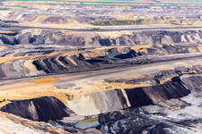 Couches de morts-terrains et de charbon aux couleurs intéressantes dans la mine de lignite à ciel ouvert de Garzweiler à le quartier Borschemich in Erkelenz dans le département Rhénanie du Nord-Westphalie, Allemagne d'en haut