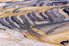 Couches de morts-terrains et de charbon aux couleurs intéressantes dans la mine de lignite à ciel ouvert de Garzweiler à le quartier Borschemich in Erkelenz dans le département Rhénanie du Nord-Westphalie, Allemagne hors des airs