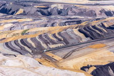 Couches de morts-terrains et de charbon aux couleurs intéressantes dans la mine de lignite à ciel ouvert de Garzweiler à le quartier Borschemich in Erkelenz dans le département Rhénanie du Nord-Westphalie, Allemagne vue d'en haut