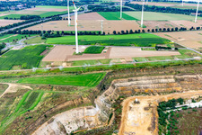 Vue aérienne de Pulvérisateur d'eau sur la clôture pour réduire la poussière à la limite nord de la mine de lignite à ciel ouvert de Garzweiler à le quartier Wanlo in Mönchengladbach dans le département Rhénanie du Nord-Westphalie, Allemagne