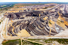 Enregistrement par drone de Couches de morts-terrains et de charbon aux couleurs intéressantes dans la mine de lignite à ciel ouvert de Garzweiler à le quartier Borschemich in Erkelenz dans le département Rhénanie du Nord-Westphalie, Allemagne