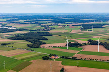 Vue aérienne de Aussiedlerhof au parc éolien à le quartier Tripsrath in Geilenkirchen dans le département Rhénanie du Nord-Westphalie, Allemagne