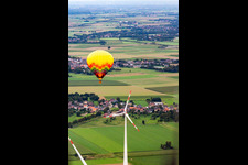 Vue aérienne de Montgolfière au parc éolien à le quartier Straeten in Heinsberg dans le département Rhénanie du Nord-Westphalie, Allemagne